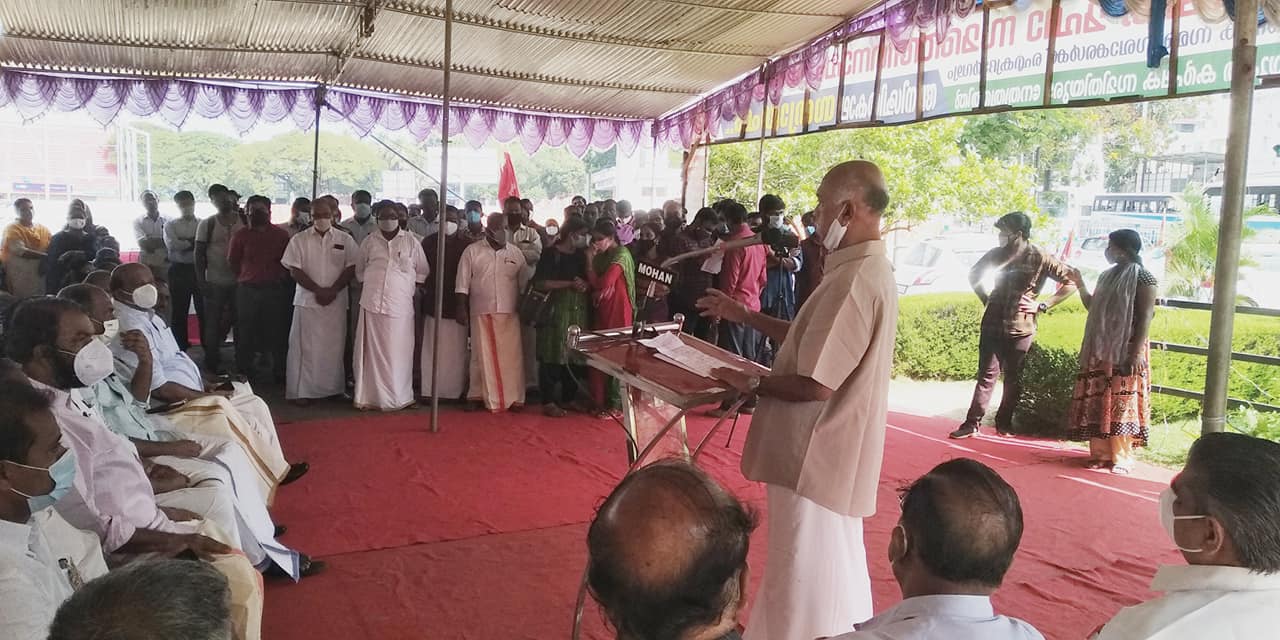 CITU state general secretary Com. Elamaram Kareem speaks at the farmers' great struggle pavilion